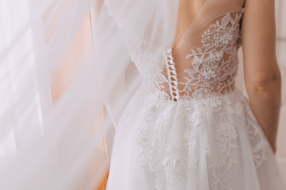 Платье невесты с открытой спинкой.
